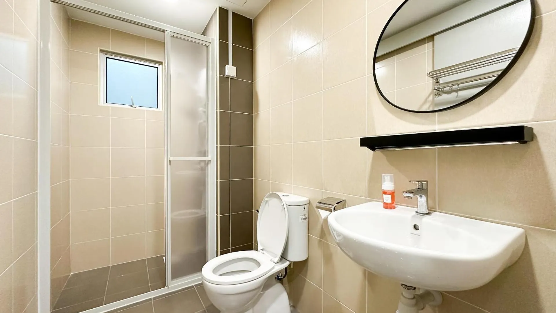 Cozy 2-Bed Retreat - F&B Mart - Chan Sow Lin Kuala Lumpur 0*,  Malesia
