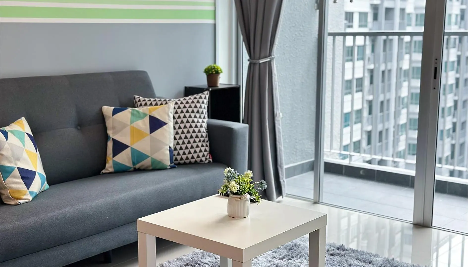 Cozy 2-Bed Retreat - F&B Mart - Chan Sow Lin Kuala Lumpur